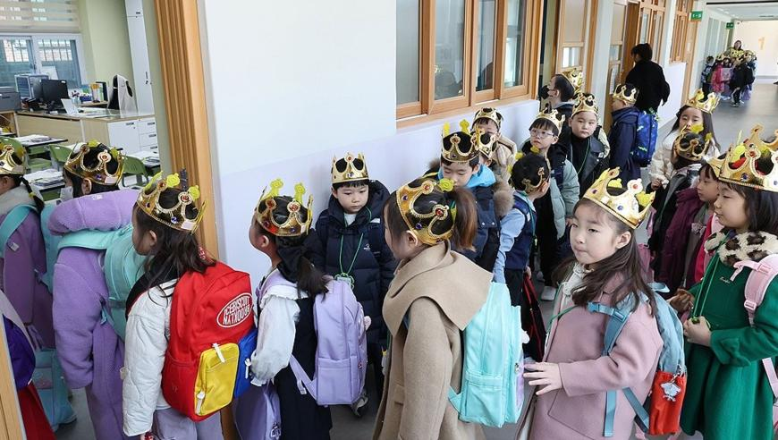 2025香港特马今晚开奖,给我的戒指买了套独栋别墅,精准解释落实及其象征意义_精简版V8.70